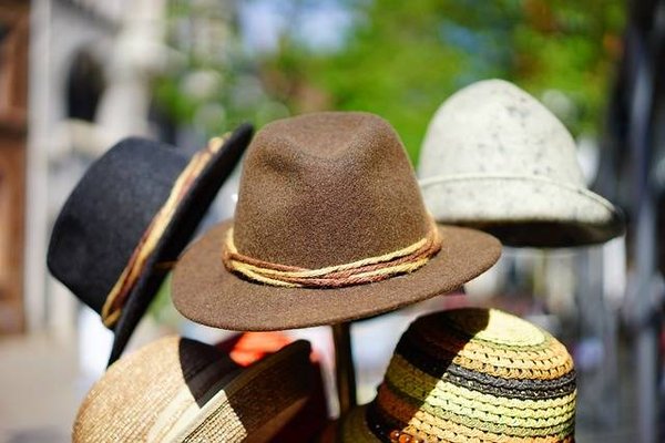Comment entretenir ses chapeaux et accessoires de mode éthiques pour les faire durer plus longtemps